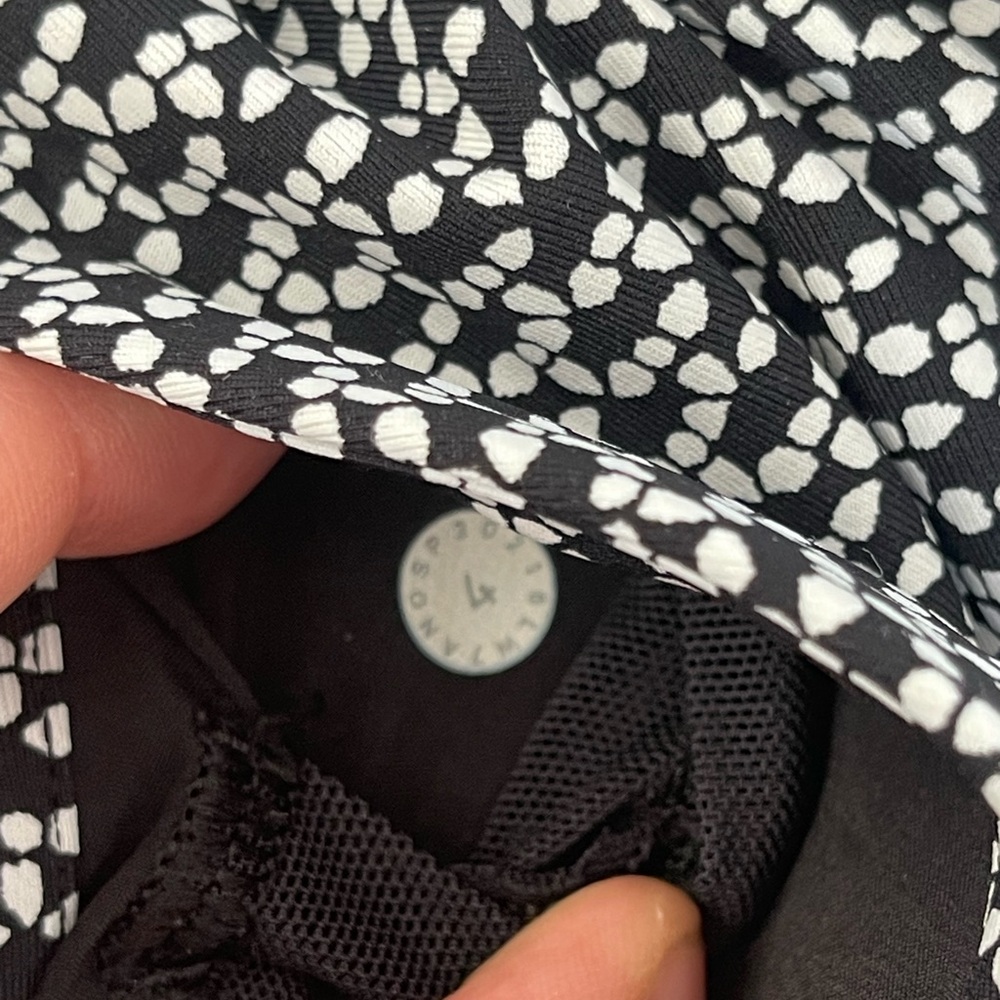 Lululemon On The Fly Short *2.5" Monochromic Black 4 - Picture 4 of 7